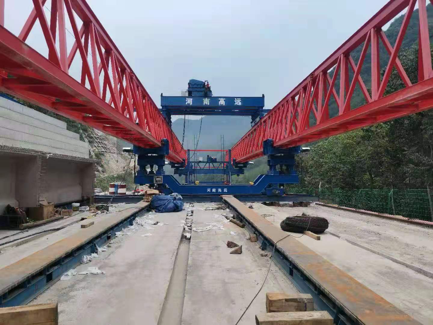 河南高遠(yuǎn)公司40m-200t自平衡架橋機(jī)，助力四川交投（四川路航-九綿高速）